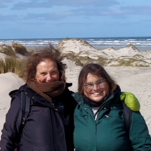 Leonie en Ingrid op het strand