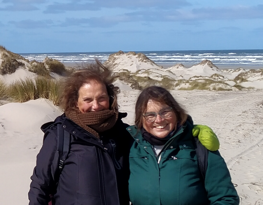 Leonie en Ingrid op het strand